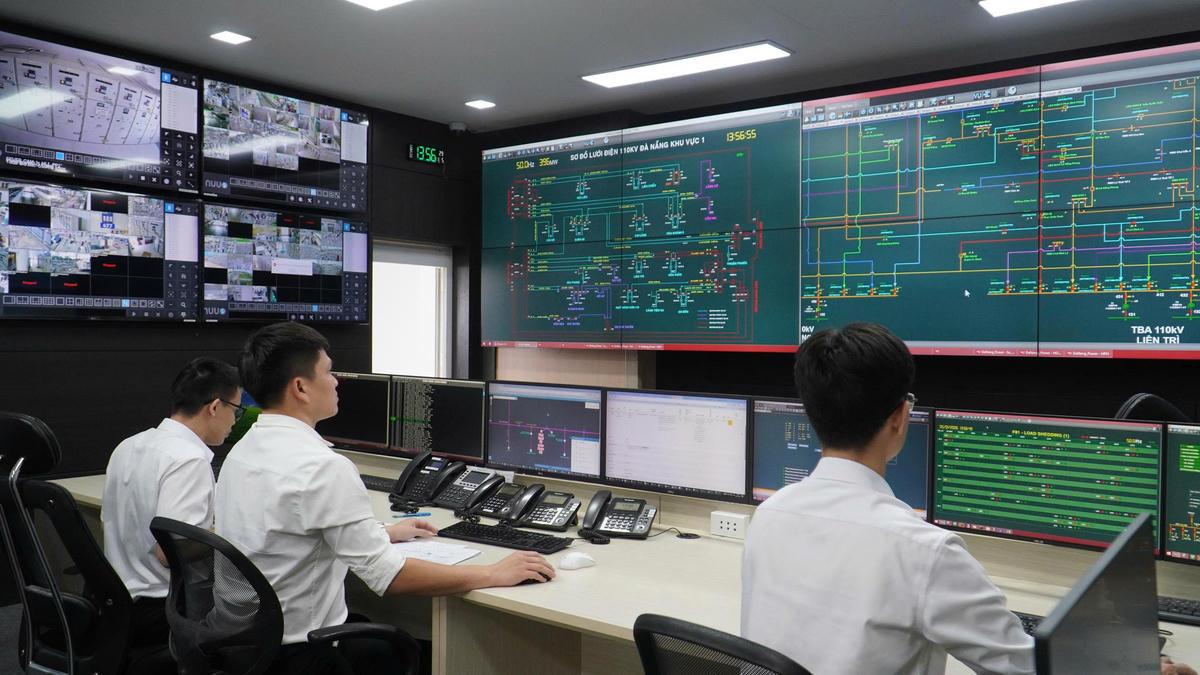 Trung tâm điều khiển Công ty Điện lực Đà Nẵng tăng cường trực vận hành, bảo đảm cung cấp điện phục vụ bầu cử. Ảnh: Hiếu Hoàng.