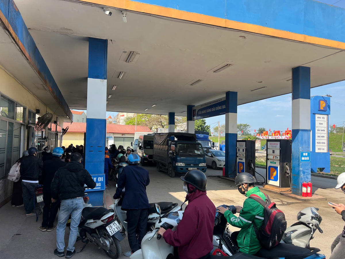 &nbsp;Cửa hàng xăng dầu Đồng Mai phường Yên Nghĩa, Hà Nội lượng người mua xăng khá đông nhưng nguồn cung ổn định, không hạn chế số lượng