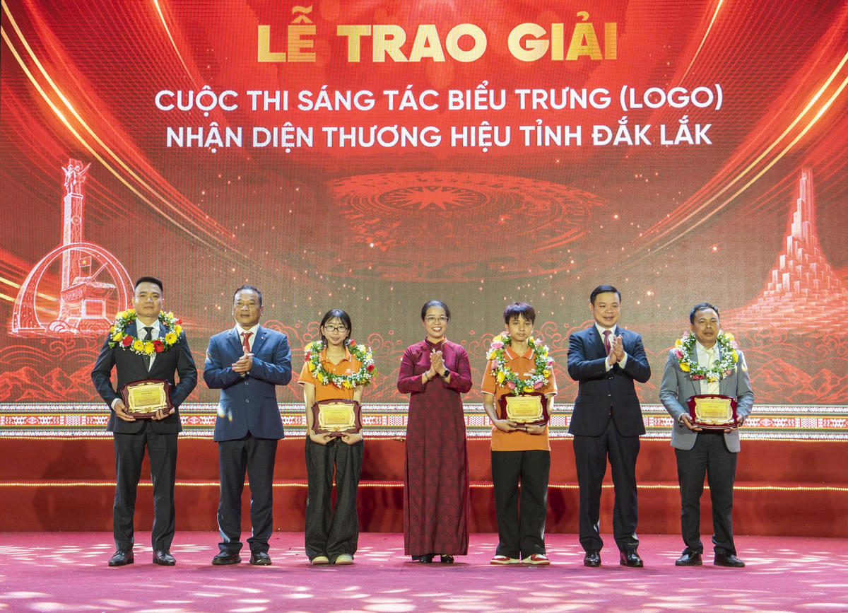 Thường trực Tinh ủy Đắk Lắk trao giải cho 4 tác giả đạt giải Khuyến khích. Ảnh: VH.