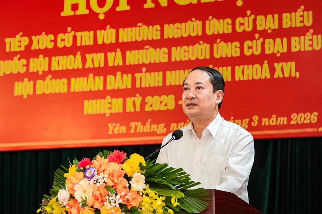 Ông Mai Văn Tuất - Phó Bí thư Tỉnh ủy, Chủ tịch Ủy ban MTTQ tỉnh trình bày chương trình hành động trước cử tri phường Yên Thắng ngày 4/3. Ảnh: Đức Lam