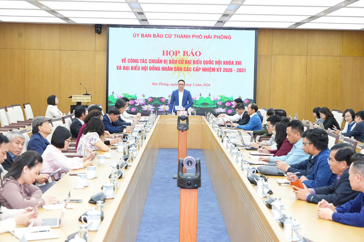 Ông Đào Trọng Đức, Ủy viên Ban Thường vụ Thành ủy, Phó Chủ tịch Thường trực HĐND thành phố, Phó Chủ tịch Ủy ban bầu cử thành phố chủ trì họp báo. Ảnh: PT.&nbsp;