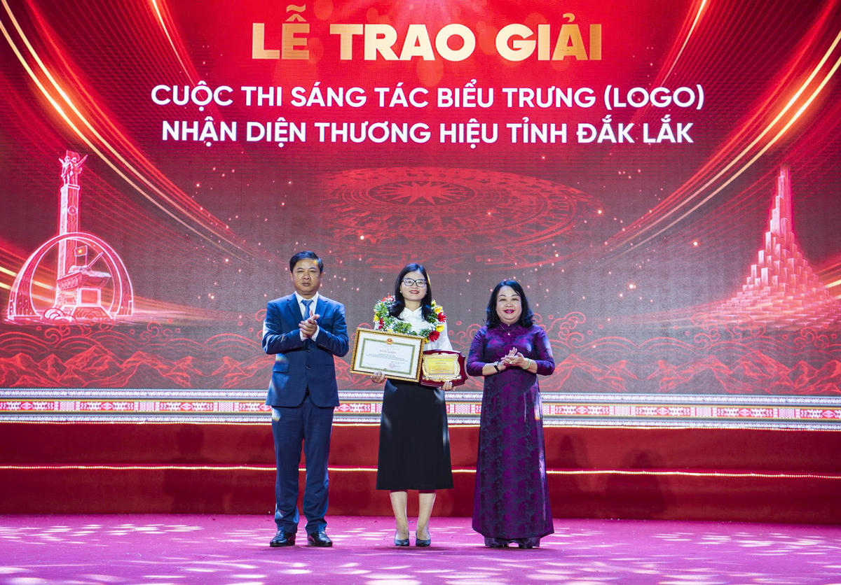 Ủy viên Ban Chấp hành Trung ương Đảng, Bí thư Tỉnh ủy Lương Nguyễn Minh Triết và Ủy viên Ban Chấp hành Trung ương Đảng, Phó Bí thư Thường trực Tỉnh ủy, Chủ tịch HĐND tỉnh Cao Thị Hòa An trao giải Nhất cho tác giả Hoàng Thị Thu Thảo. Ảnh: VH.