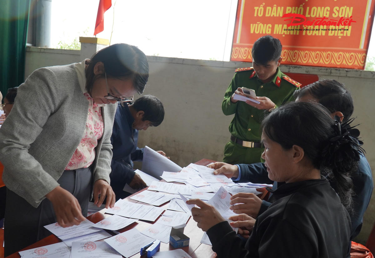 Không khí chuẩn bị cũng diễn ra khẩn trương tại nhà văn hóa tổ dân phố Long Sơn. Các bàn làm việc được kê sát nhau để thuận tiện xử lý hồ sơ và tài liệu. 

Cán bộ tổ dân phố cùng lực lượng công an, quân sự và cán bộ phường phối hợp rà soát lại danh sách cử tri, chuẩn bị bảng niêm yết và sắp xếp khu vực bỏ phiếu. Mỗi người đảm nhận một phần việc khác nhau nhưng đều hướng đến mục tiêu chung là đảm bảo công tác bầu cử diễn ra thuận lợi.