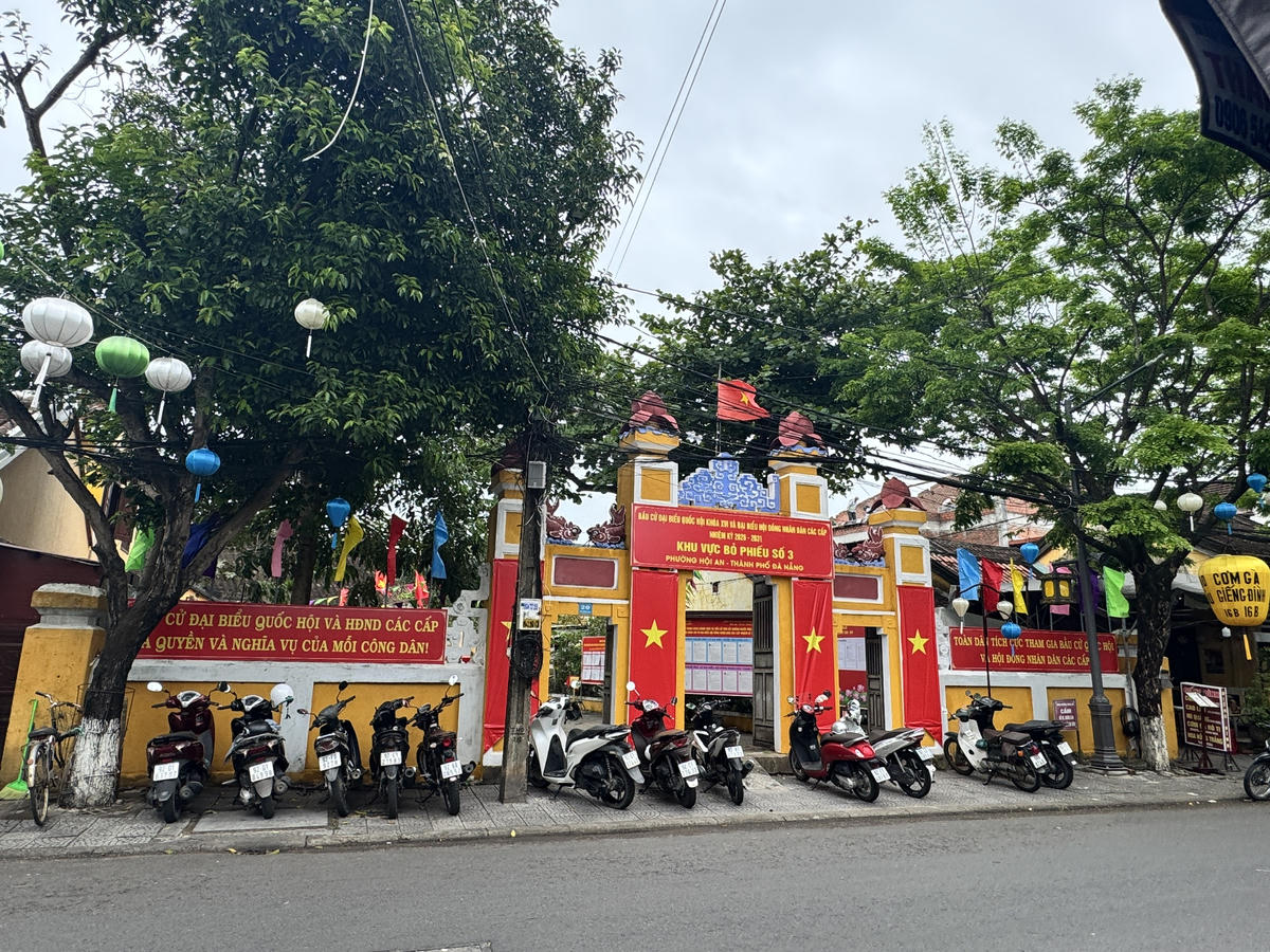 Một điểm bỏ phiếu bầu cử ở phường Hội An. Ảnh Nguyễn Tín.
