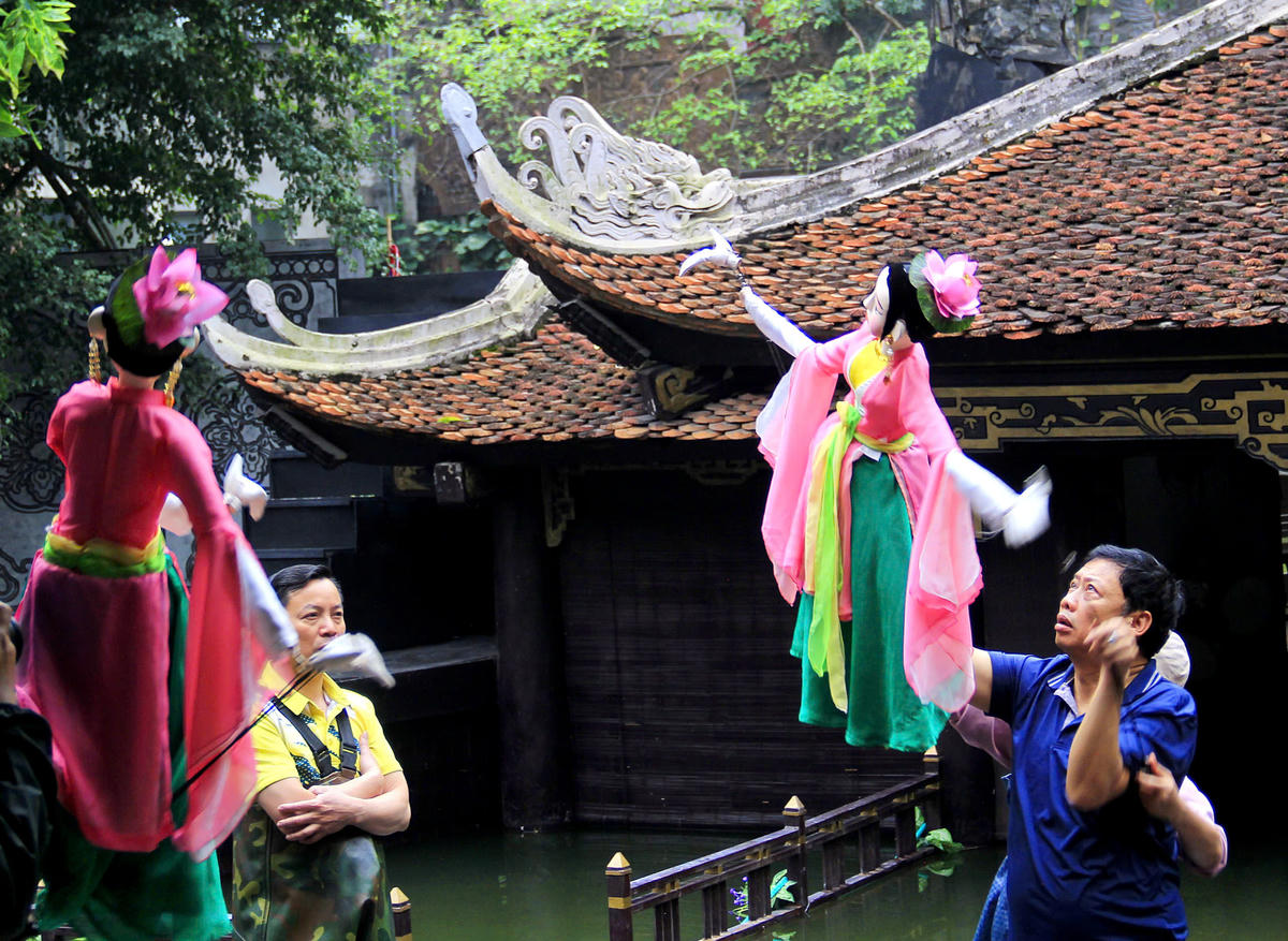 NSND Nguyễn Tiến Dũng – Giám đốc Nhà hát Múa rối Việt Nam (áo xanh) chỉ đạo trong buổi tập luyện chuẩn bị Lễ kỷ niệm 70 năm ngày thành lập Nhà hát Múa rối Việt Nam.