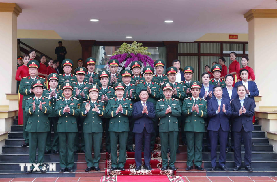 Thường trực Ban Bí thư Trần Cẩm Tú cùng các đại biểu tại Quân đoàn 12. (Ảnh: Phương Hoa/TTXVN).