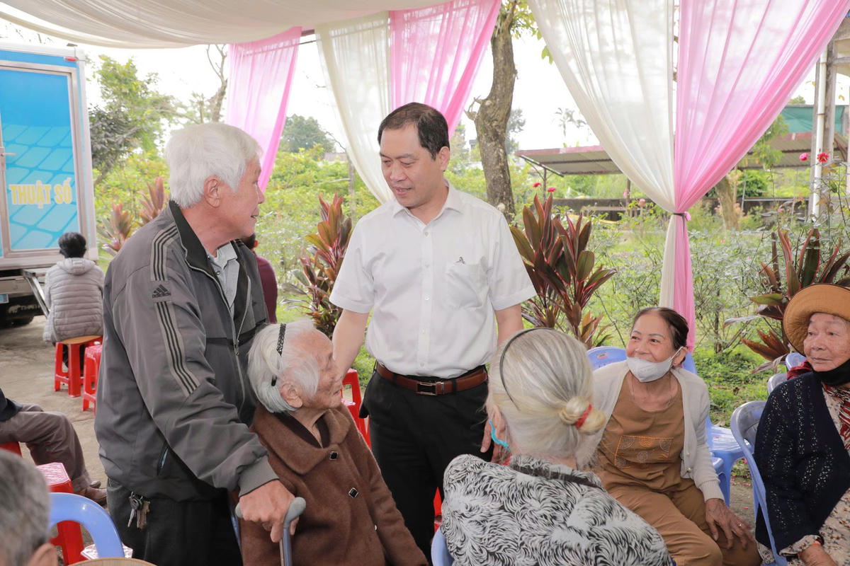 PGS.TS Trần Kiêm Hảo, Giám đốc Sở Y tế thành phố Huế thăm hỏi người dân. Ảnh: N.Đ.