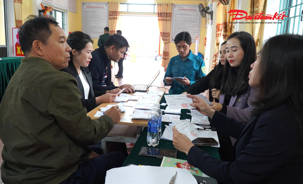 Bên trong nhà văn hóa tổ dân phố Liên Giang, không khí làm việc khá nhộn nhịp. Những chiếc bàn dài được kê sát nhau, trên bàn là các tập giấy, danh sách cử tri và phiếu bầu được sắp xếp thành từng chồng nhỏ.

Các cán bộ tổ dân phố, công an, quân sự và cán bộ phường cùng ngồi rà soát lại từng thông tin, chuẩn bị cho ngày bầu cử. Ở phía trước hội trường, chiếc hòm phiếu được cán bộ quân sự kiểm tra lại phần nắp, gia cố chắc chắn trước khi trang trí theo đúng quy định.