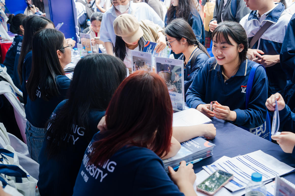 Thí sinh tìm hiểu thông tin tuyển sinh.