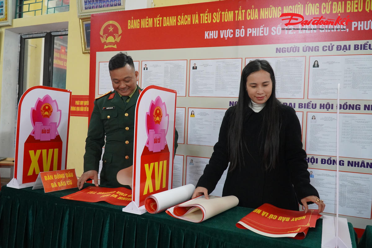 Nhà văn hóa tổ dân phố Liên Giang đã được bố trí lại không gian phục vụ ngày bầu cử. Khu vực bỏ phiếu được phân định rõ ràng, lối đi được sắp xếp thuận tiện để cử tri di chuyển. Tại khu niêm yết thông tin ứng cử viên, các bảng thông tin được treo ngay ngắn trên tường, chia theo từng ô cụ thể.