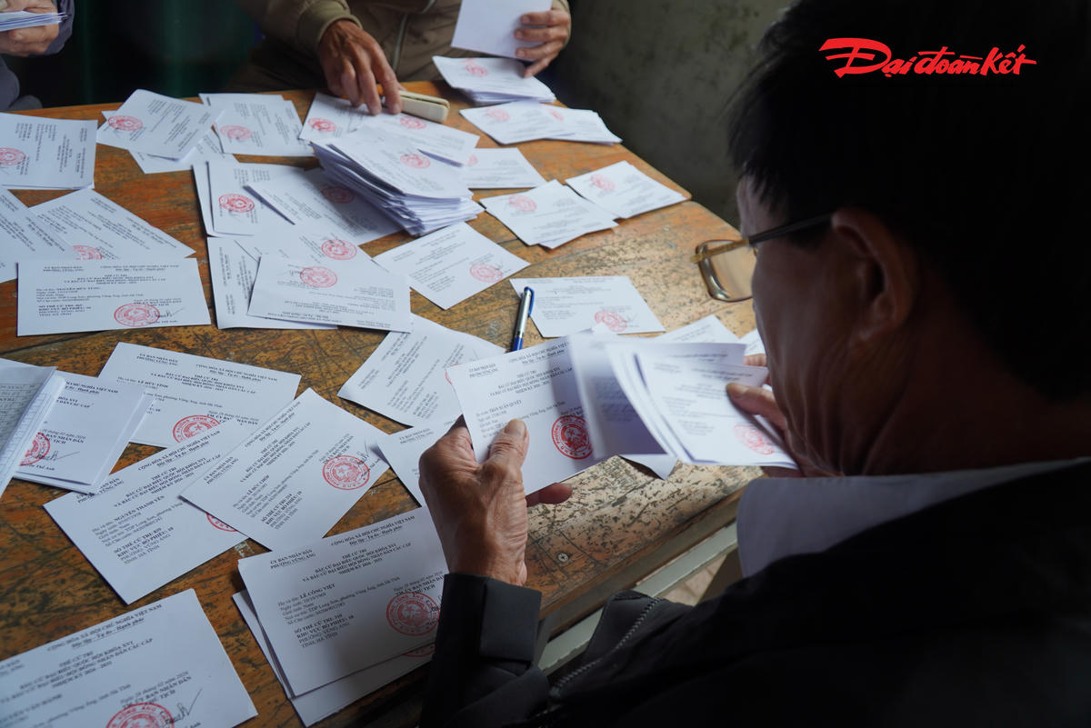 Toàn tổ dân phố Liên Giang hiện có 875 cử tri. Do địa bàn có nhiều công nhân tạm trú làm việc tại các doanh nghiệp trong Khu kinh tế Vũng Áng nên danh sách cử tri thường xuyên biến động, đòi hỏi tổ bầu cử phải kiểm tra kỹ lưỡng.