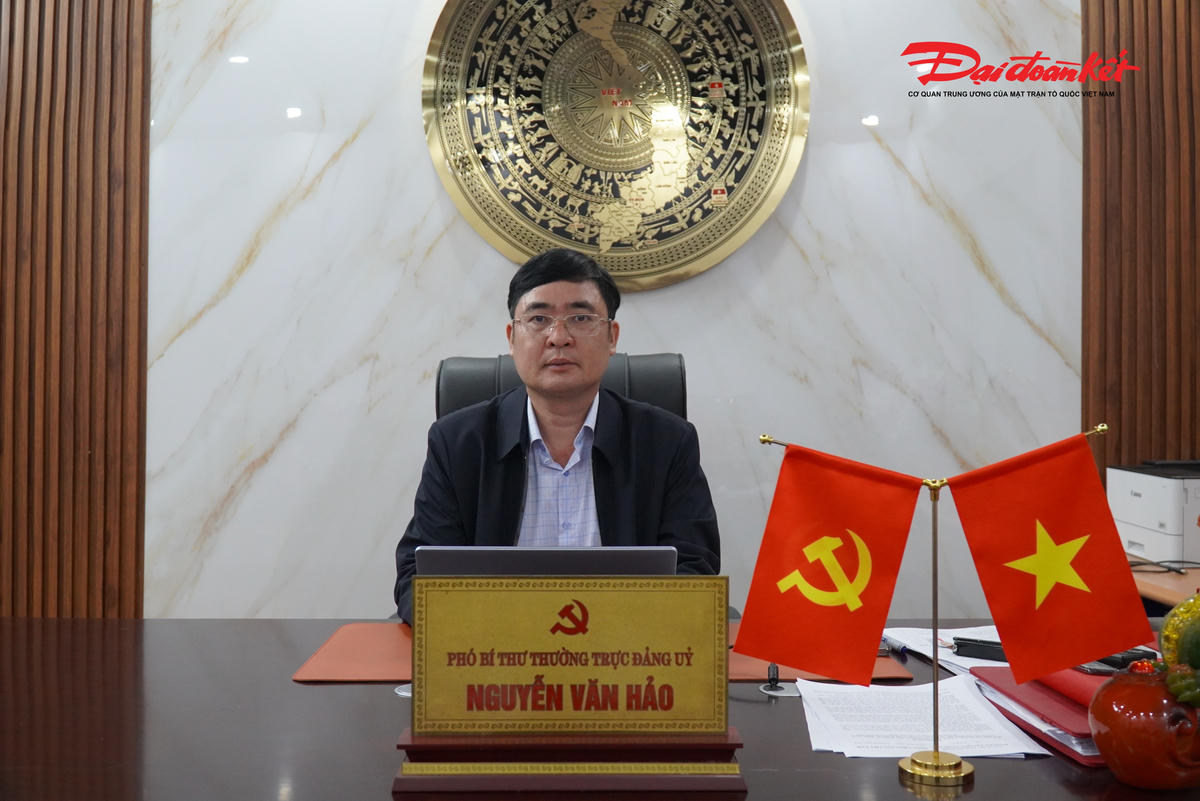 Hiện nay, trên địa bàn phường cũng đang triển khai giải phóng mặt bằng cho một số dự án trọng điểm. Nhiều hộ dân đang trong quá trình di dời, thay đổi nơi ở nên danh sách cử tri cũng có sự điều chỉnh. Ngay trong những ngày này, Bí thư Đảng ủy phường Trần Xuân Phượng cùng đoàn công tác của phường vẫn đang trực tiếp kiểm tra, chỉ đạo công tác đền bù, giải phóng mặt bằng tại dự án của Tập đoàn Vingroup ở tổ dân phố Tây Yên. “Công việc nhiều nhưng công tác bầu cử vẫn phải đảm bảo đúng tiến độ. Phường đã phân công cụ thể từng phần việc cho cán bộ phụ trách để theo dõi, đảm bảo rõ người, rõ việc,” ông Hảo nói. Sự chuẩn bị chu đáo của các lực lượng đang góp phần tạo nên không khí phấn khởi trước ngày hội lớn của toàn dân tại vùng công nghiệp phía Nam Hà Tĩnh.&nbsp;“Công việc nhiều nhưng công tác bầu cử vẫn phải đảm bảo đúng tiến độ. Phường đã phân công cụ thể từng phần việc cho cán bộ phụ trách để theo dõi, đảm bảo rõ người, rõ việc,”&nbsp; - Phó Bí thư Thường trực Đảng ủy phường Vũng Áng Nguyễn Văn Hảo nói.