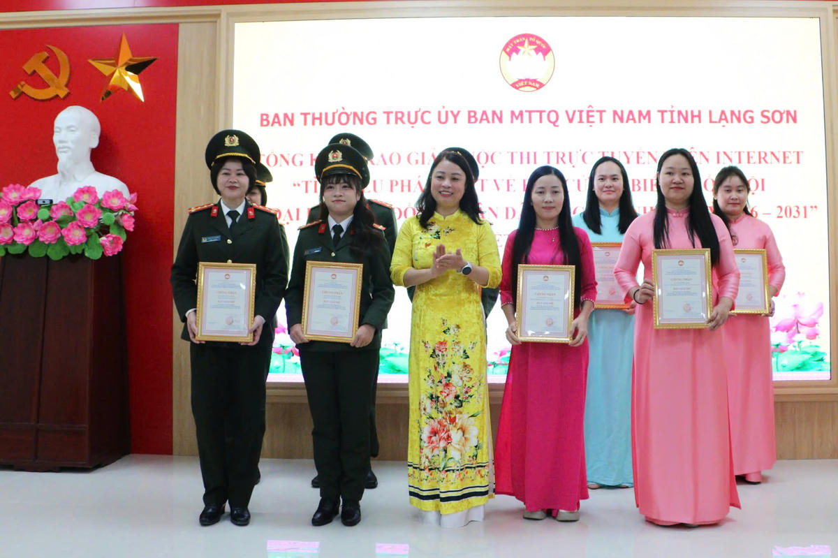 Ban Tổ chức trao giải cho các tập thể, cá nhân đạt giải.