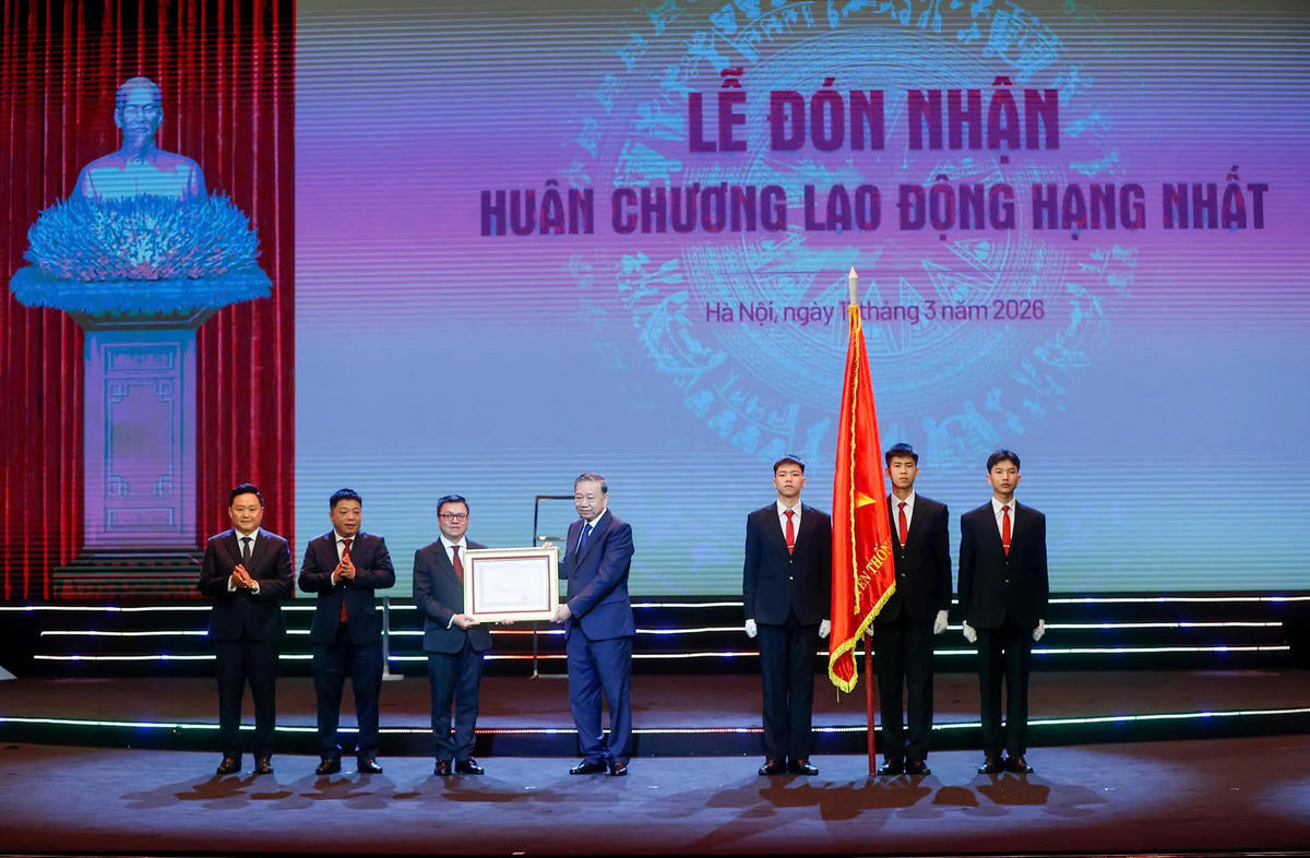 Tổng Bí thư Tô Lâm trao Huân chương Lao động hạng Nhất cho Báo Nhân Dân. Ảnh: Hải Phạm