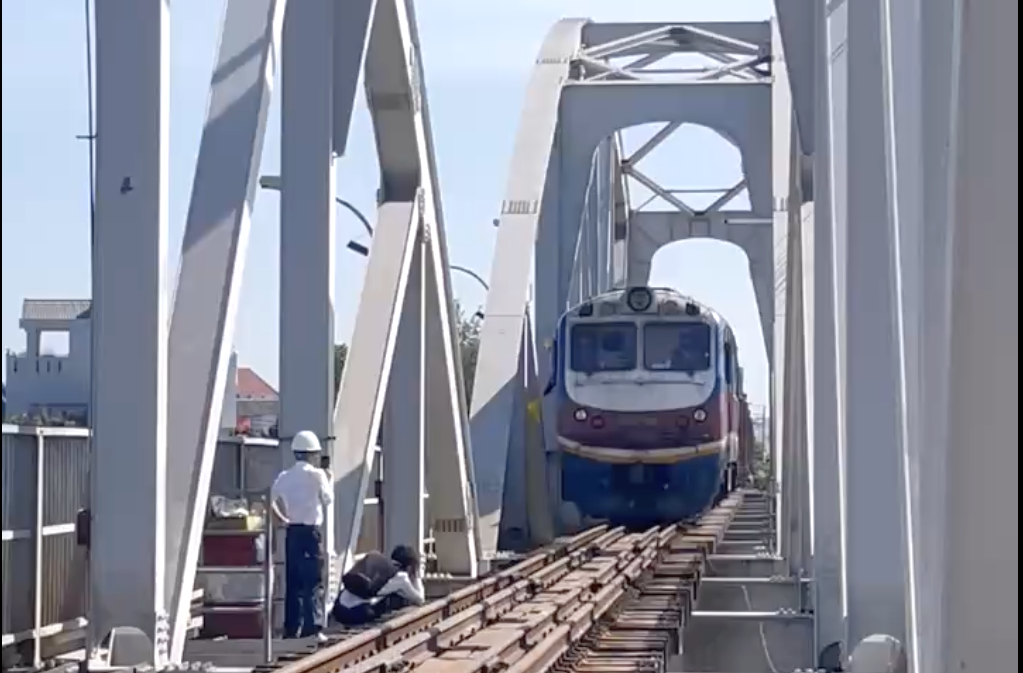 Chuyến tàu khách đầu tiên đã chạy qua cầu Ghềnh an toàn. Ảnh: Đ.S.