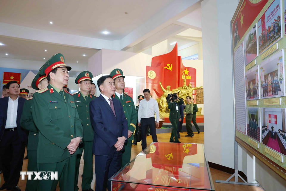 Thường trực Ban Bí thư Trần Cẩm Tú tham quan Bảo tàng Quân đoàn 12. (Ảnh: Phương Hoa/TTXVN).
