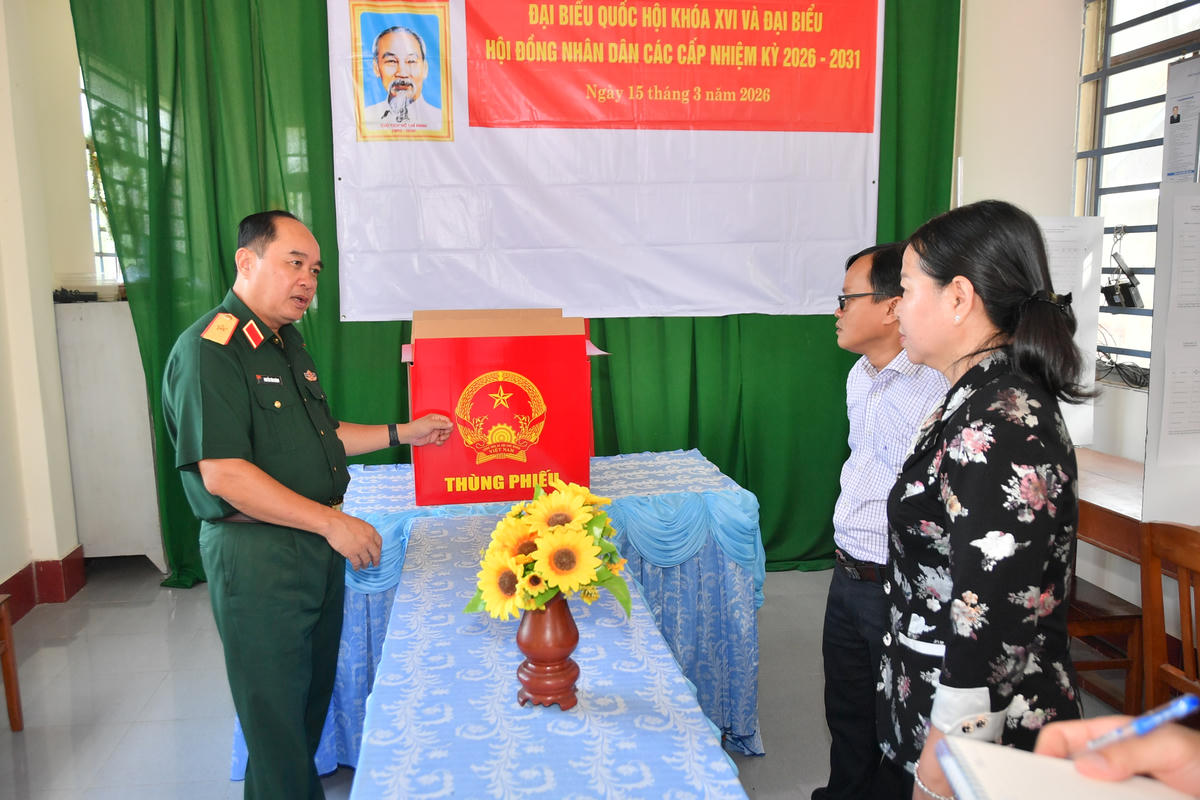 Thiếu tướng Nguyễn Văn Ngành trao đổi với lãnh đạo địa phương. (ảnh: Phương Vũ)