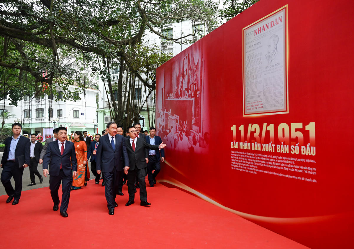 Tổng Bí thư Tô Lâm tham quan trưng bày Báo Nhân Dân 75 năm đồng hành cùng đất nước.