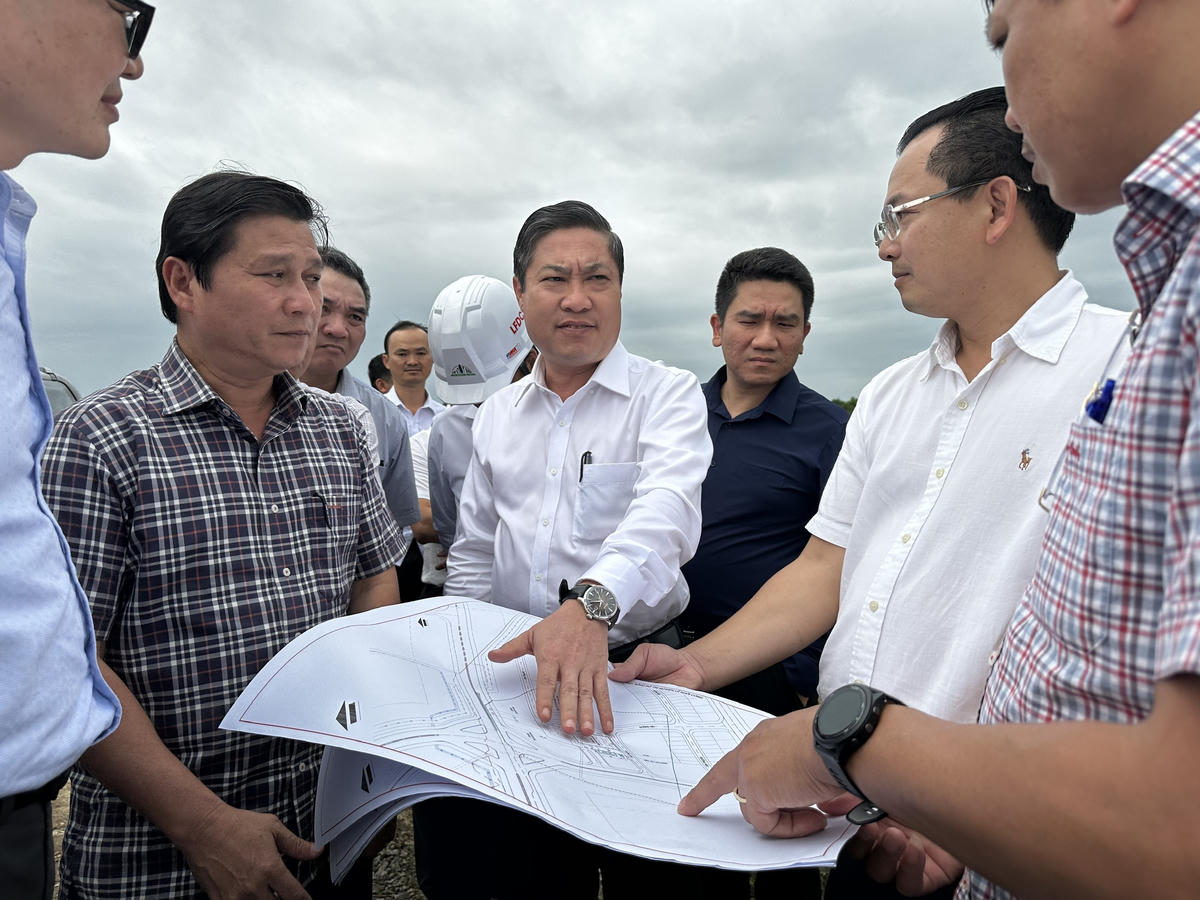 Phó Chủ tịch UBND TP Đà Nẵng Phan Thái Bình (ở giữa) kiểm tra tiến độ dự án Khu công nghiệp Tam Anh - An An Hòa. Ảnh: CV.
