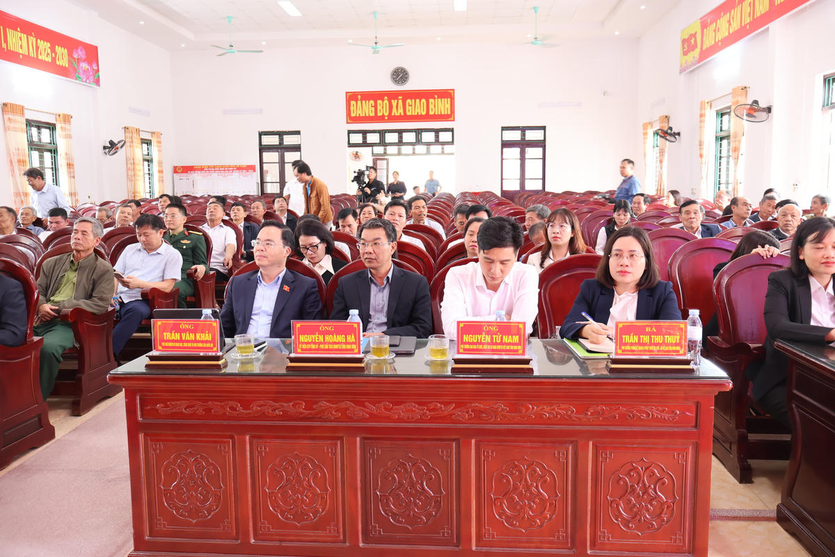 Ông Nguyễn Hoàng Hà cùng các cứng cử viên tiếp xúc cử tri xã Giao Bình chiều 8/3. Ảnh: Giao Bình