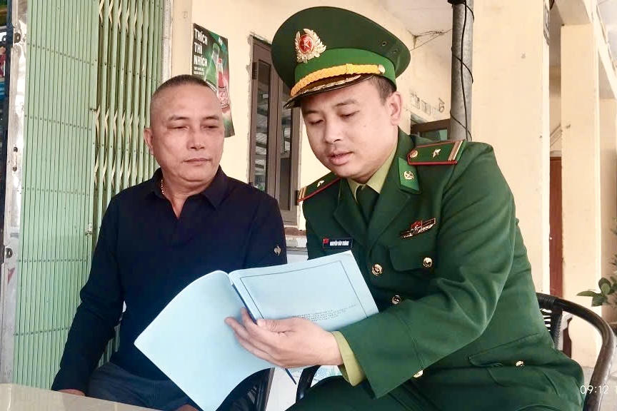  Thiếu tá Nguyễn Văn Thành xuống từng khu dân cư để tuyên truyền, phổ biến pháp luật cho người dân.