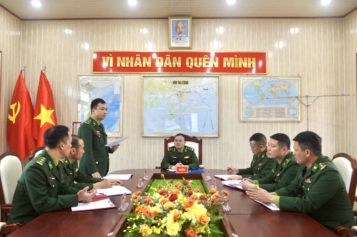 Thiếu tá Nguyễn Văn Thành phát biểu tại cuộc hội ý Chỉ huy Đồn Biên phòng Trà Cổ.