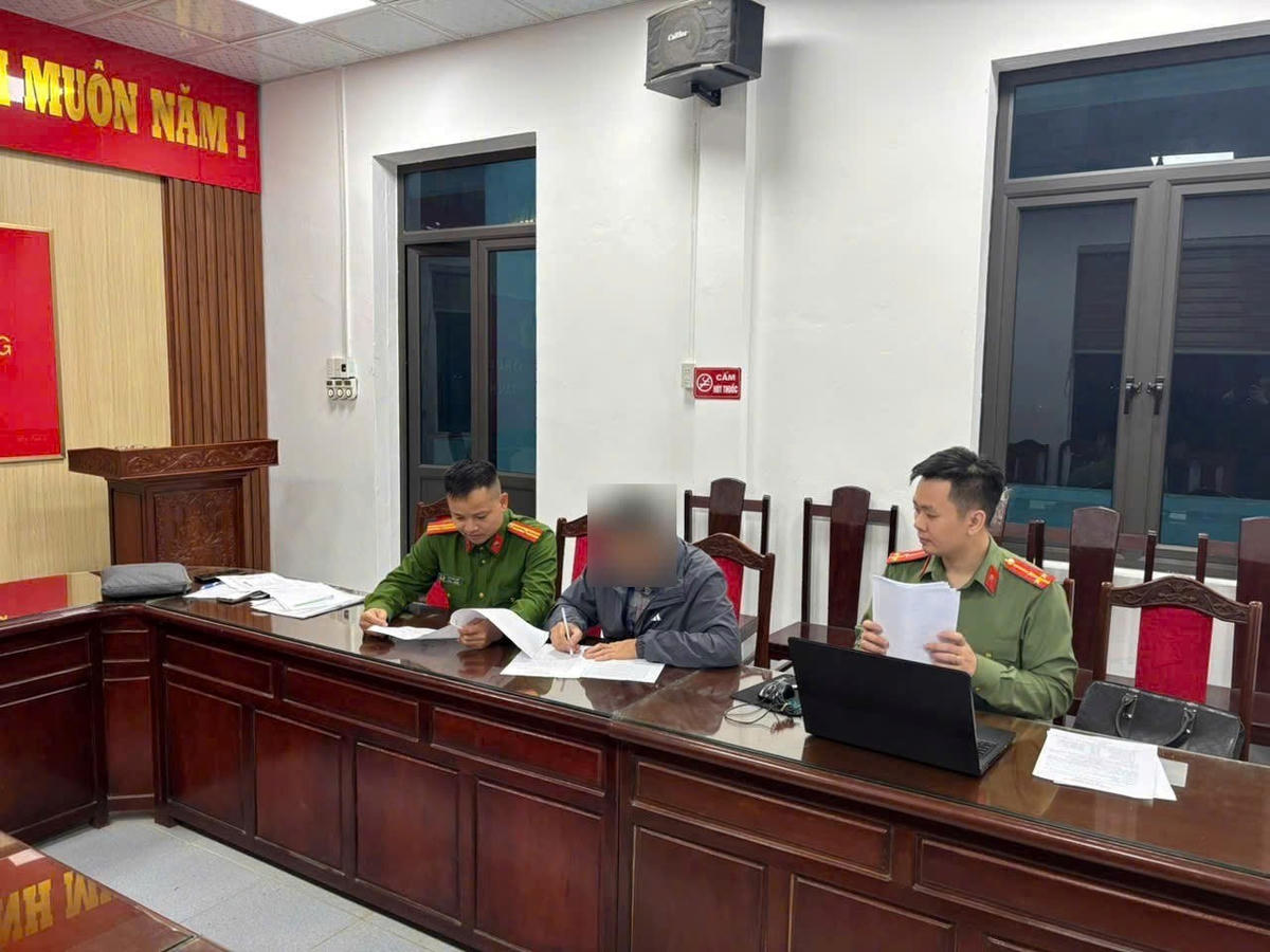 Lực lượng Công an làm việc với trường hợp vi phạm. Ảnh: Công an thành phố.&nbsp;