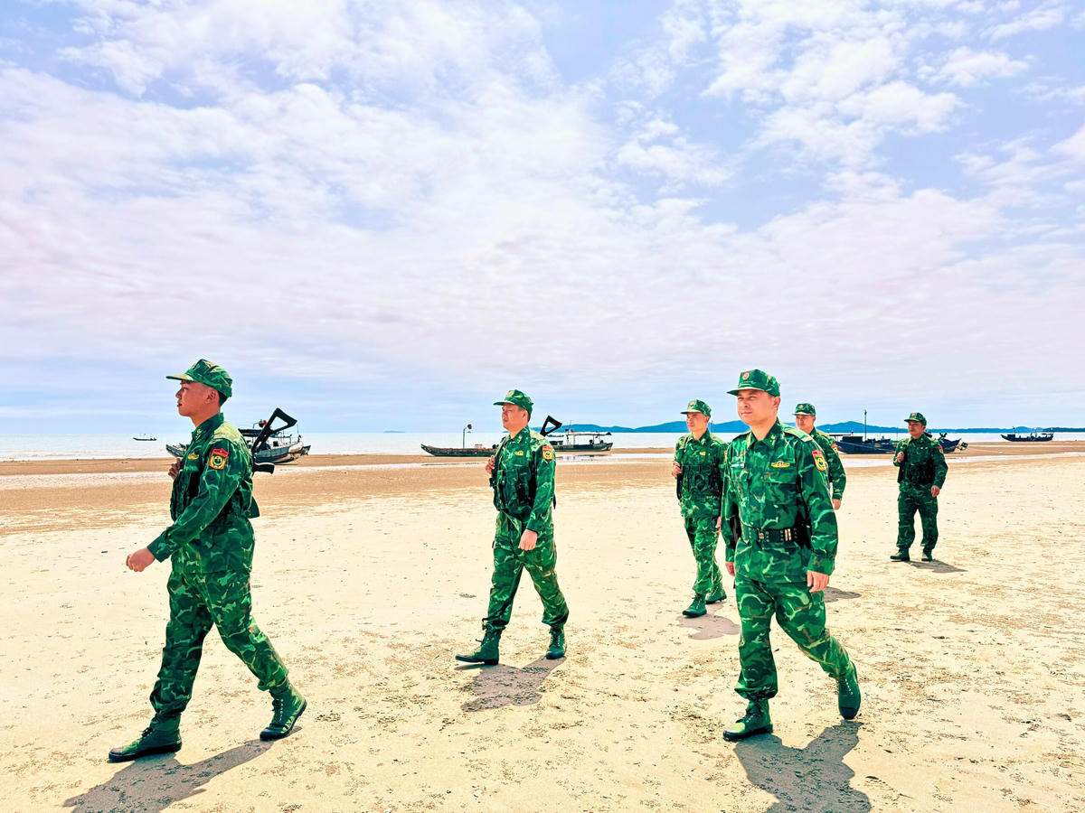 Thiếu tá Nguyễn Văn Thành cùng các cán bộ, chiến sĩ Đồn Biên phòng Trà Cổ thực hiện nhiệm vụ tuần tra.