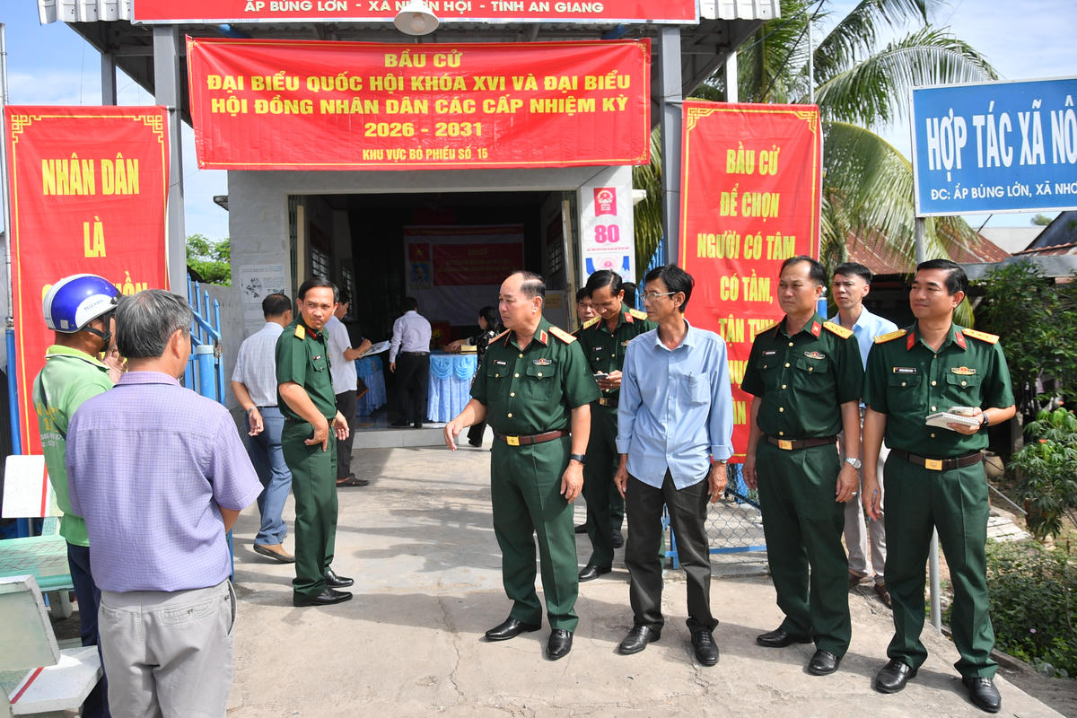 Thiếu tướng Nguyễn Văn Ngành và đoàn công tác kiểm tra&nbsp;công tác chuẩn bị bầu cử tại xã Nhơn Hội. (ảnh: Phương Vũ)