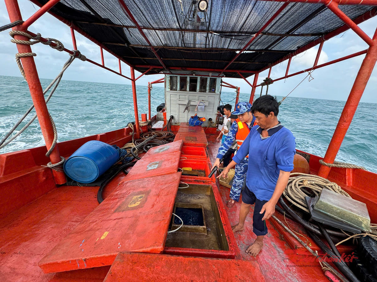 Quang cảnh Tổ công tác Đoàn Trinh sát số 2, Cảnh sát Biển Việt Nam kiểm tra tàu cá vi phạm. Ảnh: Hồng Vân.