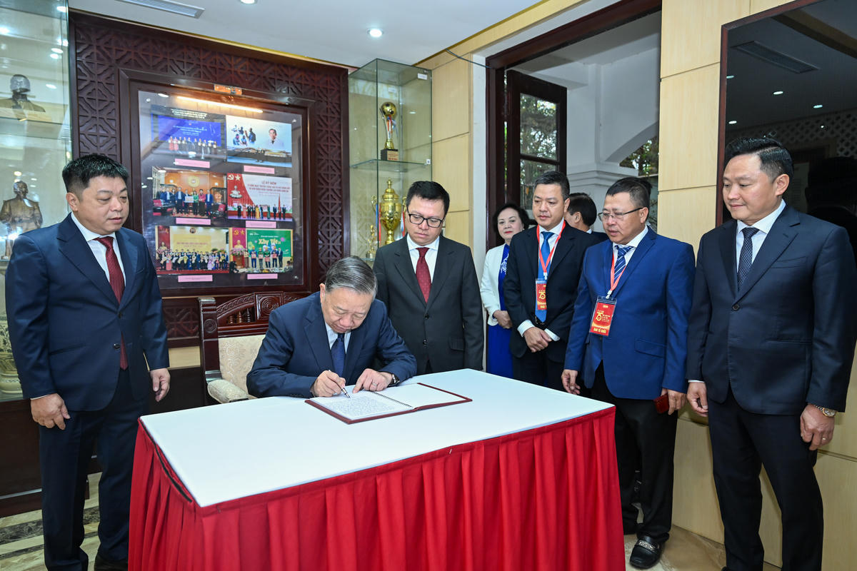 Tổng Bí thư Tô Lâm ghi lưu bút tại Nhà truyền thống của Báo Nhân Dân.