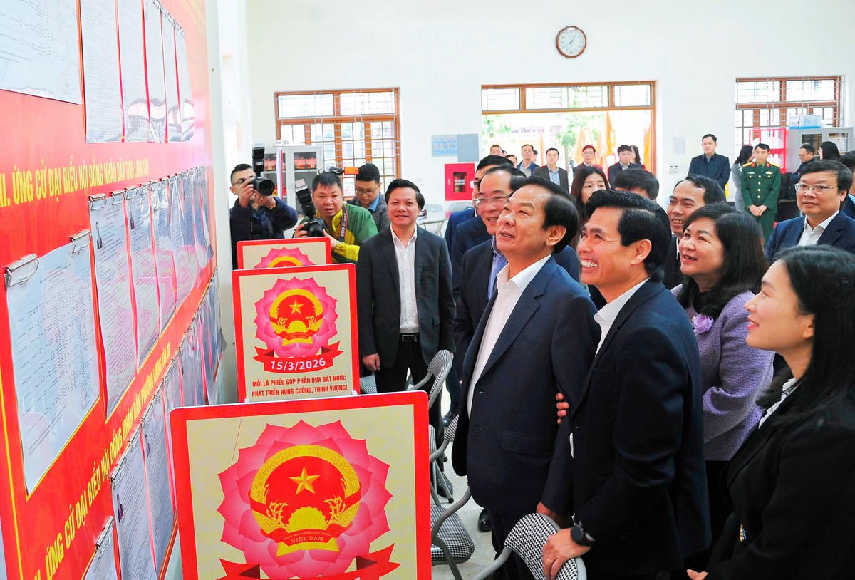 Đoàn công tác kiểm tra công tác bầu cử tại điểm bầu cử số 1 tỉnh Lạng Sơn.