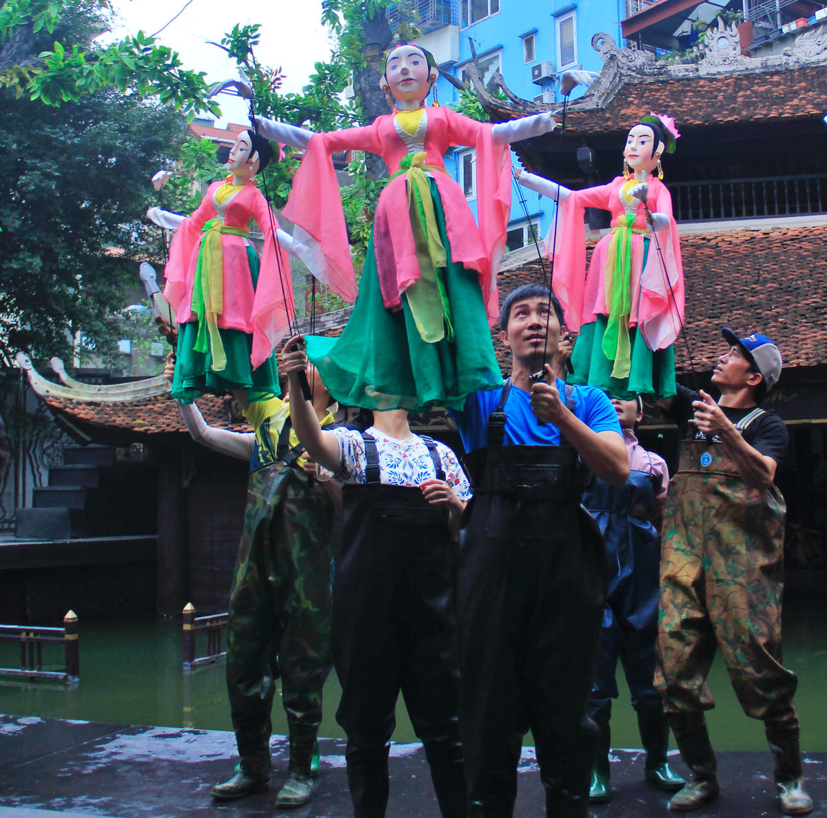 Nghệ sĩ miệt mài tập luyện, hoàn thiện từng động tác điều khiển rối trước khi đưa tác phẩm lên sân khấu. 