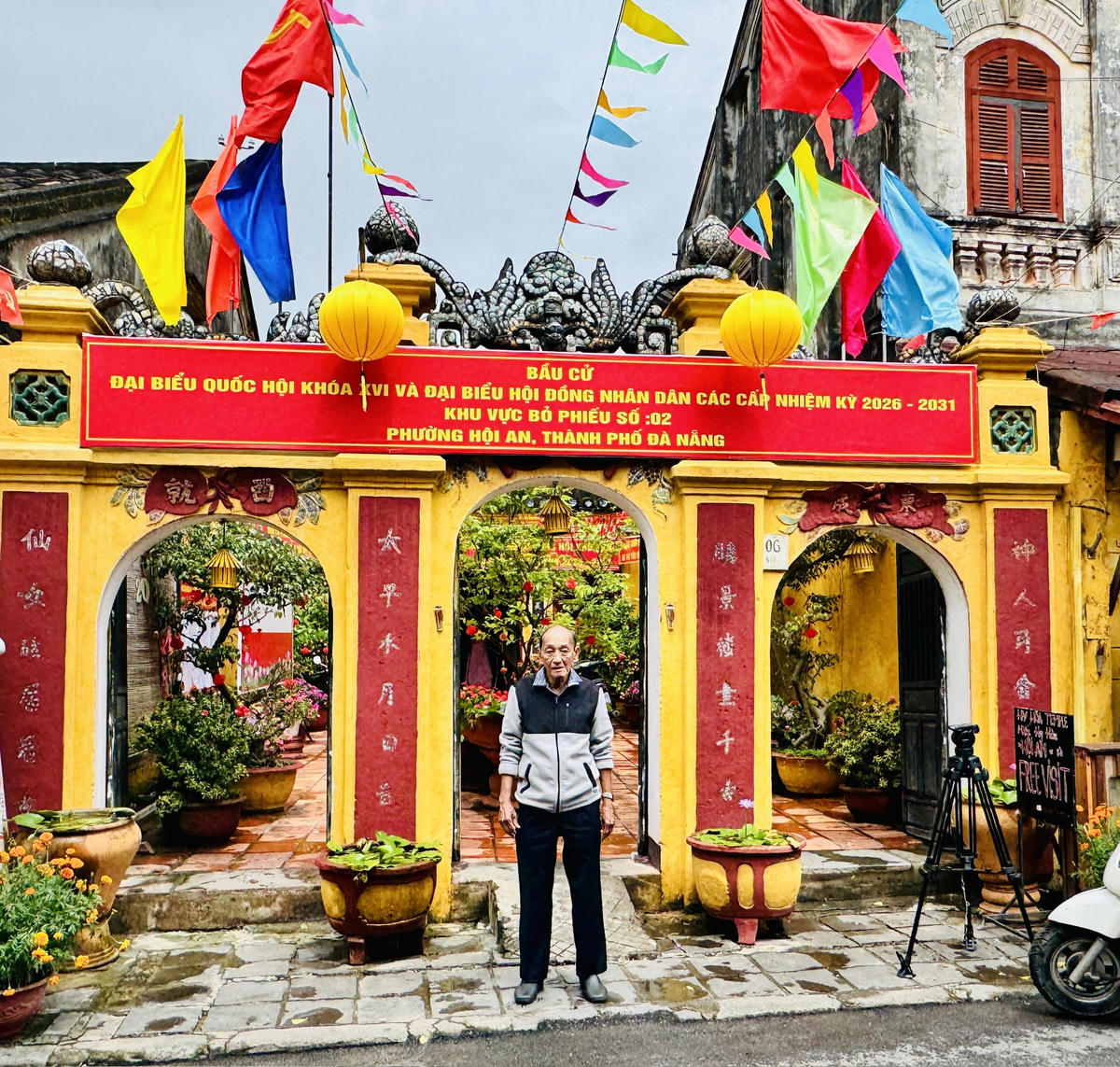 Ông Trầm Thế Quý (82 tuổi), người Việt gốc Hoa cho biết rất háo hức với ngày hội non sông. Ảnh Nguyễn Tín.