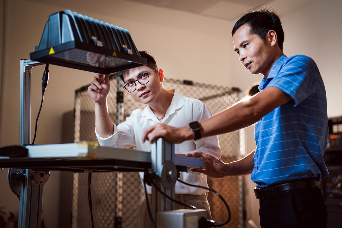 TS. Đỗ Danh Cường (áo xanh) - Trưởng nhóm nghiên cứu giới thiệu mô hình thí nghiệm về năng lượng mặt trời