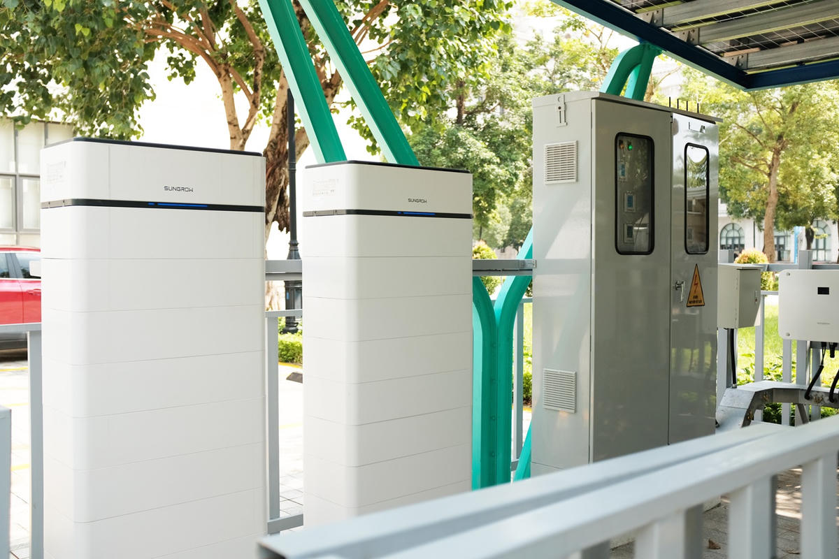 Hệ thống pin trữ điện và hộp điều khiển trung tâm của trạm sạc