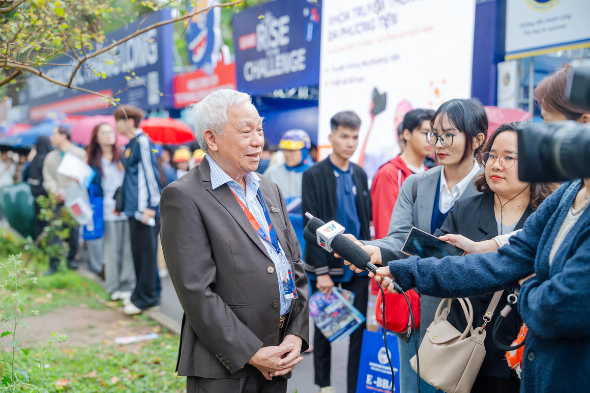 GS.TSKH Hà Huy Khoái - Viện trưởng Viện Toán học và Khoa học ứng dụng Thăng Long, Trưởng khoa Công nghệ thông tin, Trường Đại học Thăng Long.