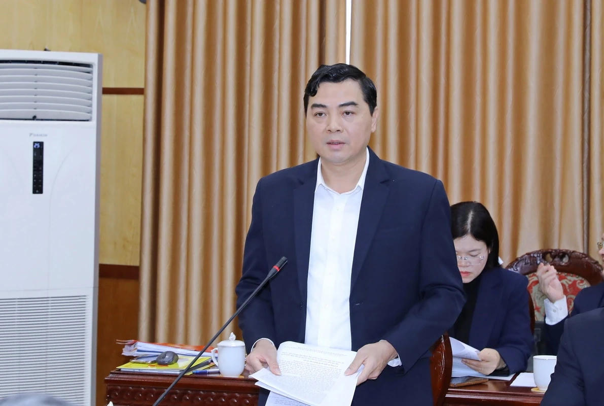 Chủ tịch UBND tỉnh Nguyễn Hoài Anh báo cáo tình hình thực hiện công tác bầu cử ĐBQH và đại biểu HĐND các cấp. Ảnh: Minh Hiếu