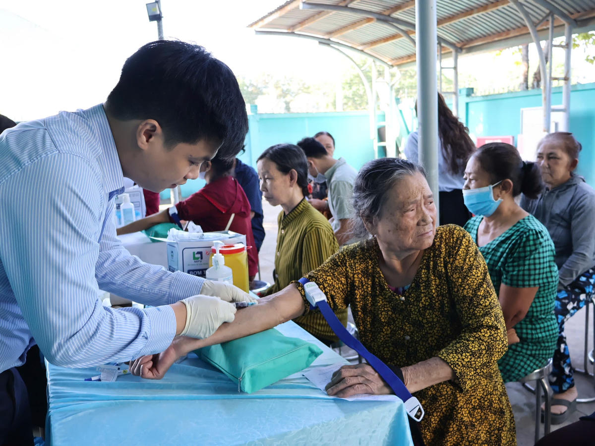 Trung ương Hội Thầy thuốc trẻ Việt Nam tổ chức khám bệnh cho người dân khó khăn.  ở TP. HCM. 