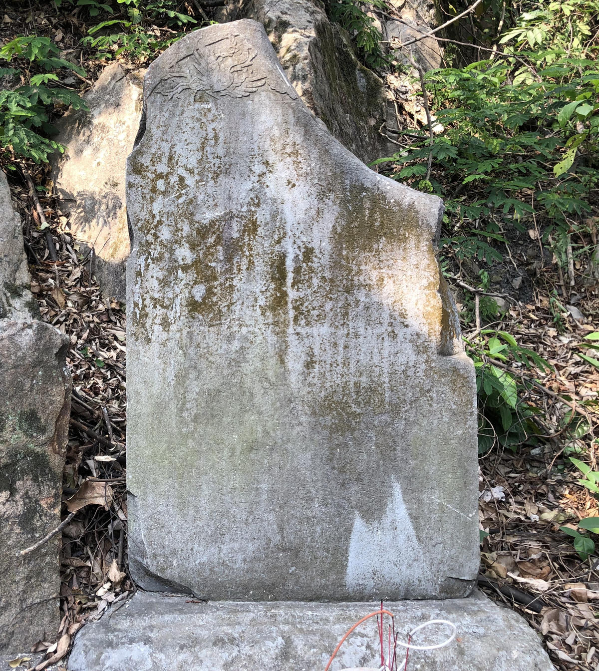 Văn bia đá cổ lớn dựng năm Tân Mùi niên hiệu Khai Hựu thứ 3 (1331) hiện lưu giữ tại chùa Non Đông.