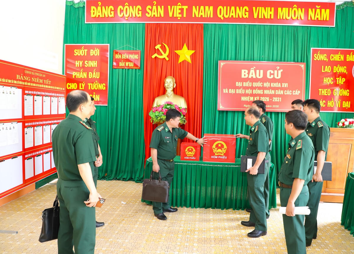 Đoàn công tác Bộ đội Biên phòng tỉnh Lâm Đồng kiểm tra hòm phiếu tại Đồn Biên phòng Đắk Mbai.  Ảnh CT