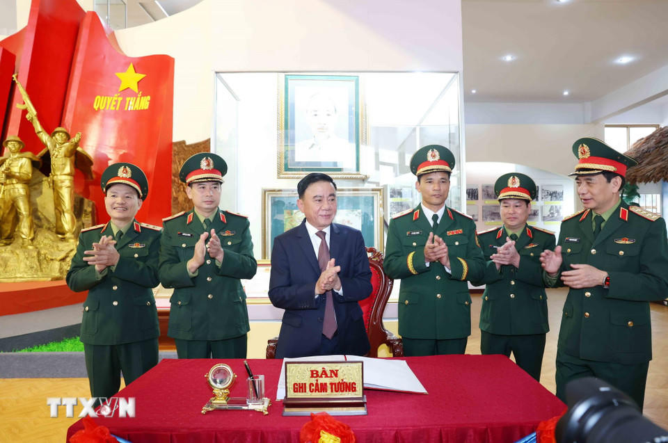 Thường trực Ban Bí thư Trần Cẩm Tú ghi cảm tưởng vào sổ vàng lưu niệm tại Bảo tàng Quân đoàn 12. (Ảnh: Phương Hoa/TTXVN).