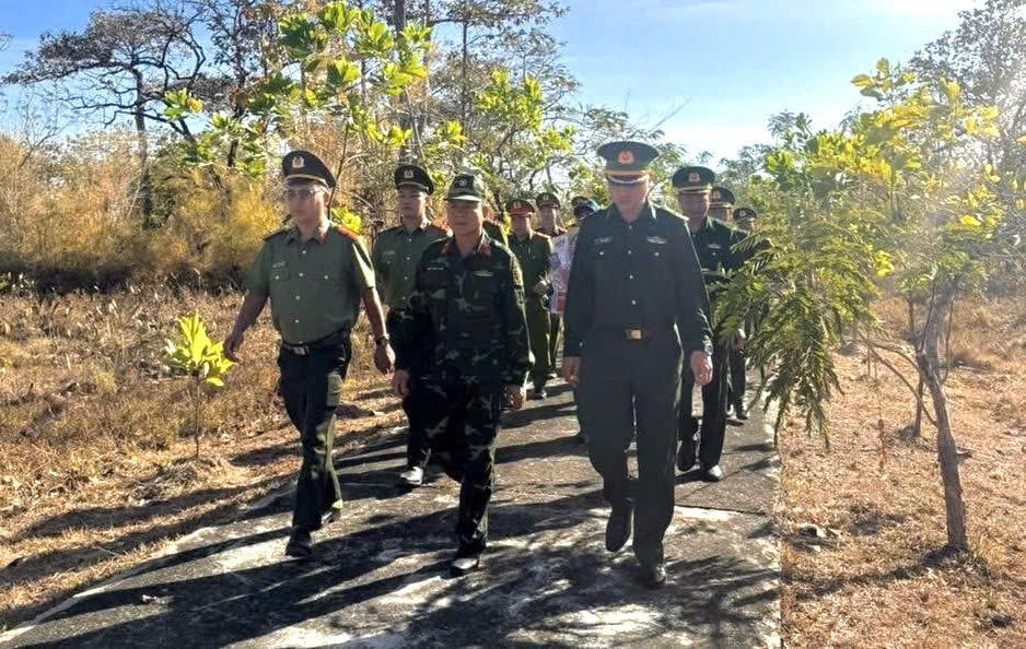 Công an xã Ia O phối hợp các đơn vị lực lượng vũ trang tuần tra các khu vực gần biên giới. Ảnh: CA Gia Lai.
