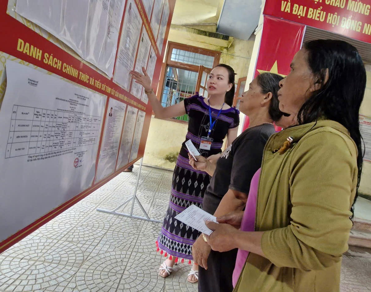 Cư tri thôn Dung, xã Thạnh Mỹ xem niêm yết danh sách ứng cử viên ĐBQH khóa XVI và Đại biểu HĐND các cấp, nhiệm kỳ 2026-2031. Ảnh: CV.