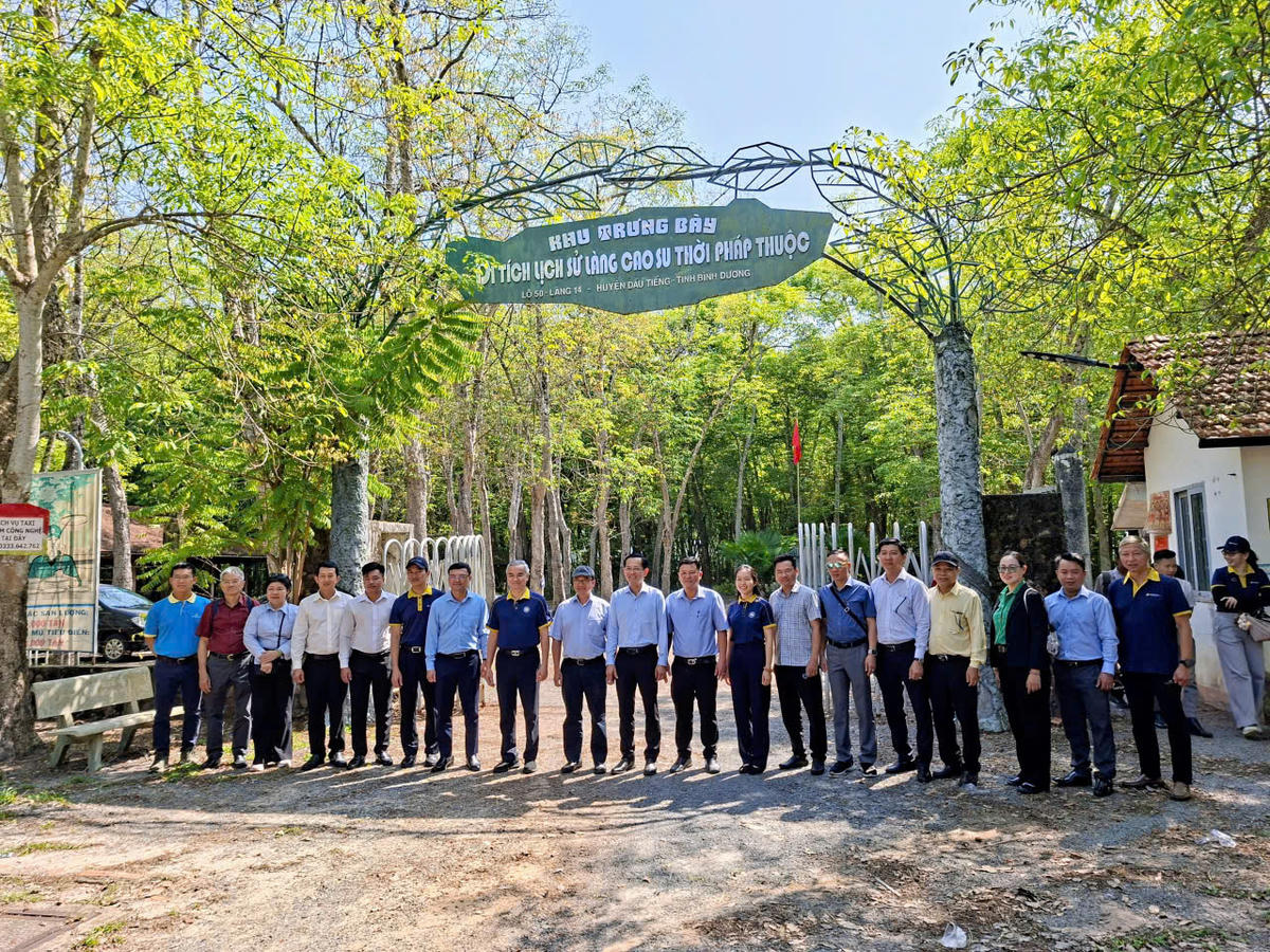 Đoàn chụp hình lưu niệm tại Khu trưng bày Di tích lịch sử làng cao su thời Pháp thuộc. Ảnh: S.X