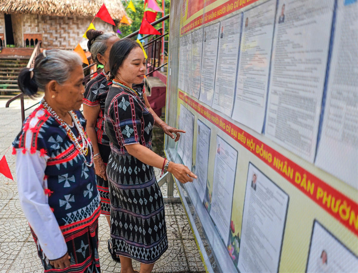 Cử tri tìm hiểu thông tin các ứng viên ĐBQH khóa XVI và Đại biểu HĐND các cấp nhiệm kỳ 2026-2031. Ảnh: CV.