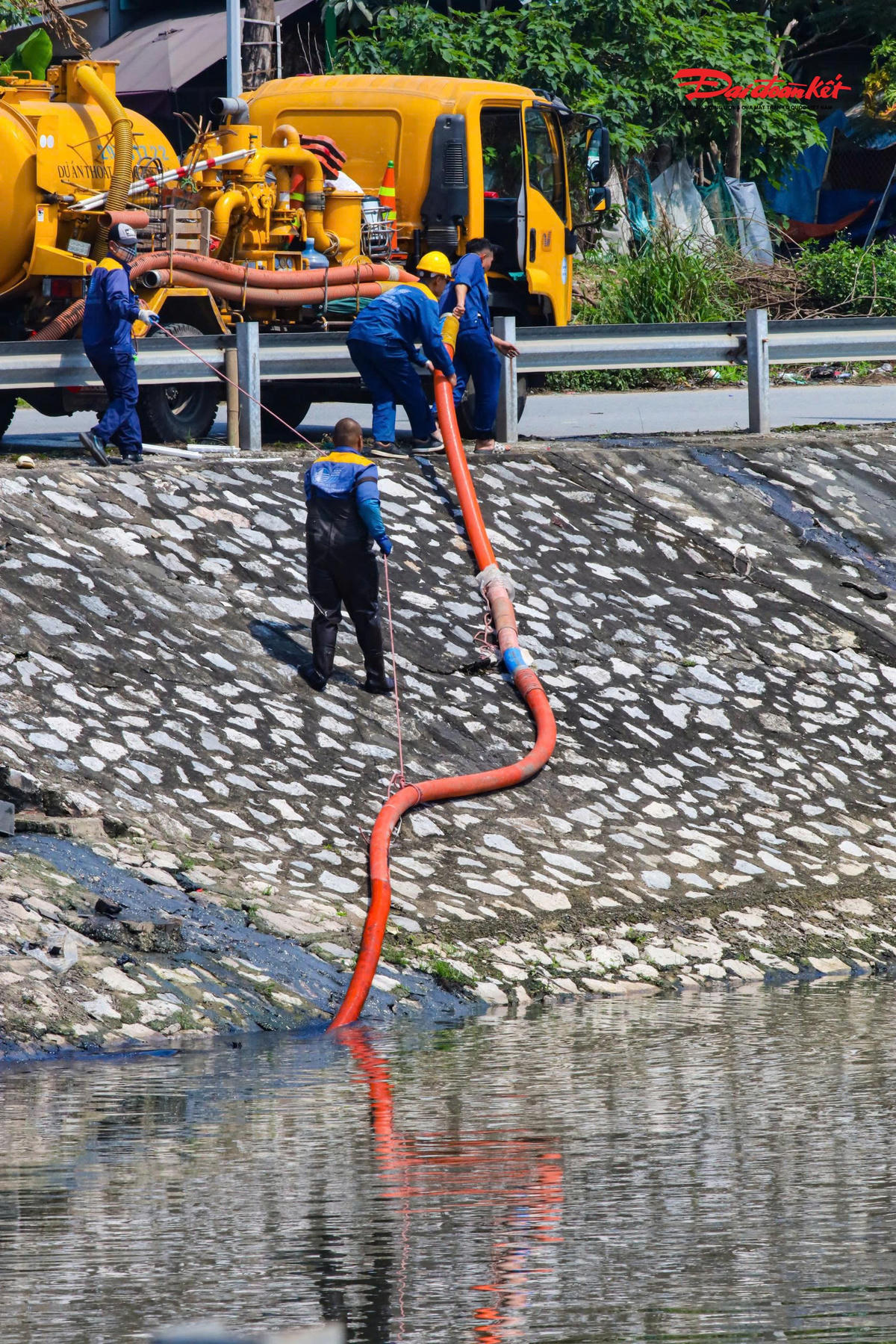 Song song với đó, đơn vị thi công tiến hành nạo vét lòng sông với độ sâu trung bình khoảng 3,6 m, giúp khơi thông dòng chảy, tăng khả năng tiêu thoát nước khi mưa lớn.