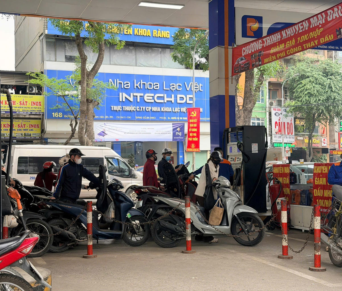 Giá xăng giảm nhưng lượng phương tiện đến đổ xăng cũng giảm hơn so với ngày hôm qua. Ảnh: TC