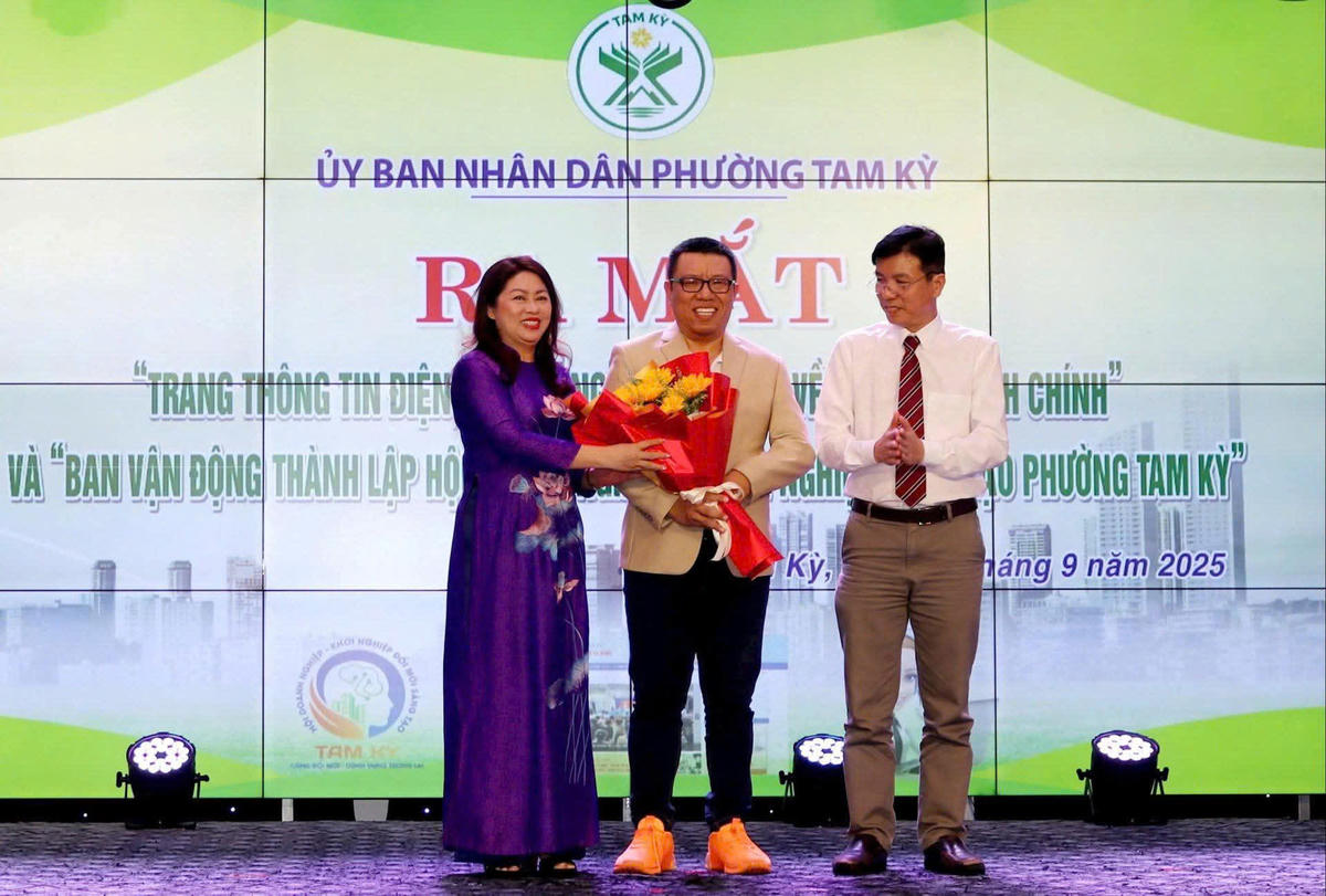 Bà Nguyễn Thị Thu Lan chúc mừng ngày UBND phường Tam Kỳ ra mắt mô hình trợ lý ảo AI hỗ trợ thủ tục hành chính. Ảnh TL.