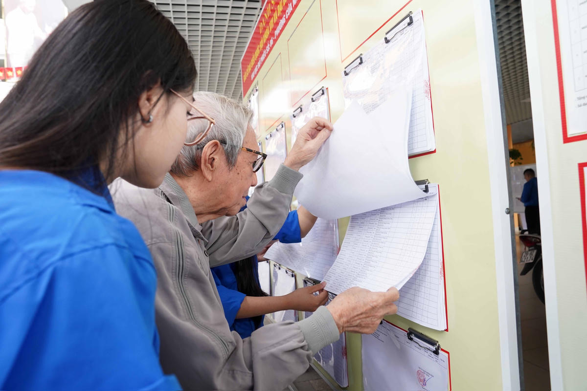 Cử tri phường Cửa Nam, TP Hà Nội theo dõi danh sách và tiểu sử các ứng cử viên đại biểu Quốc hội và đại biểu HĐND các cấp. 	Ảnh: Quang Vinh